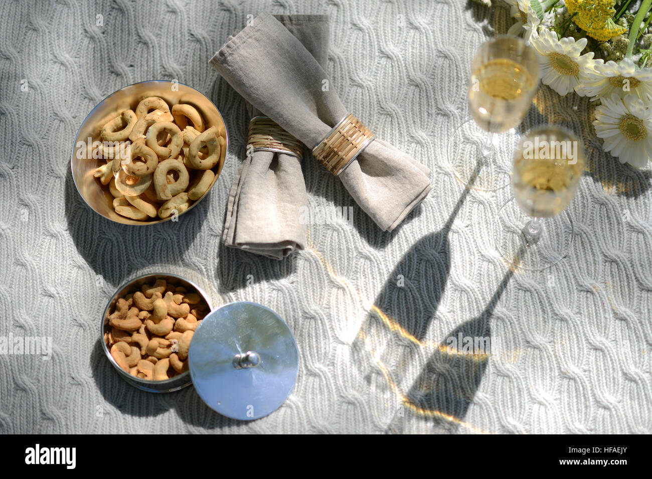 Luxus-Sommer-Picknick mit Champagner und Silberwaren Stockfoto