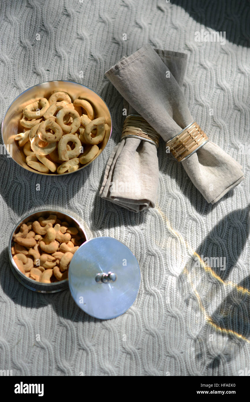 Luxus-Sommer-Picknick mit Champagner und Silberwaren Stockfoto