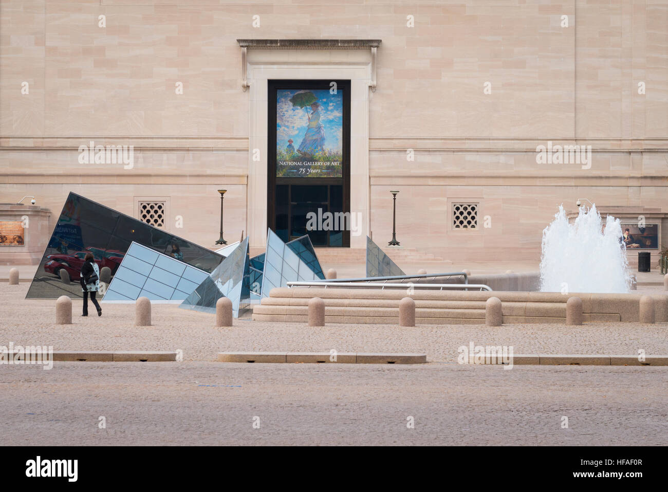 USA-Hauptstadt Washington DC District Of Columbia außen National Gallery of Art Brunnen & moderne geometrische Skulptur Stockfoto