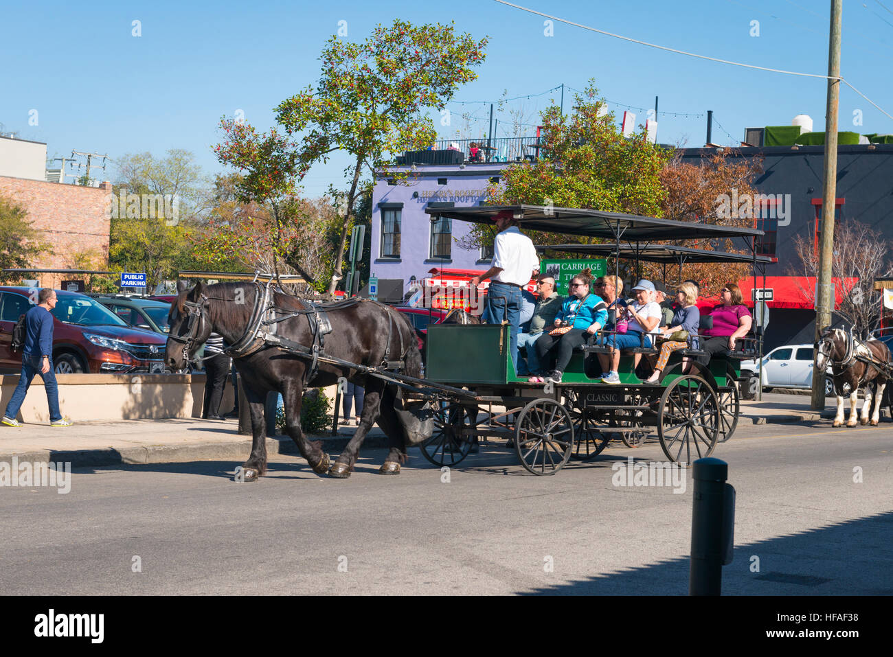 USA South Carolina Charleston typischen schwarzen Pferd & grüne Wagen Wagen Touristen Stockfoto