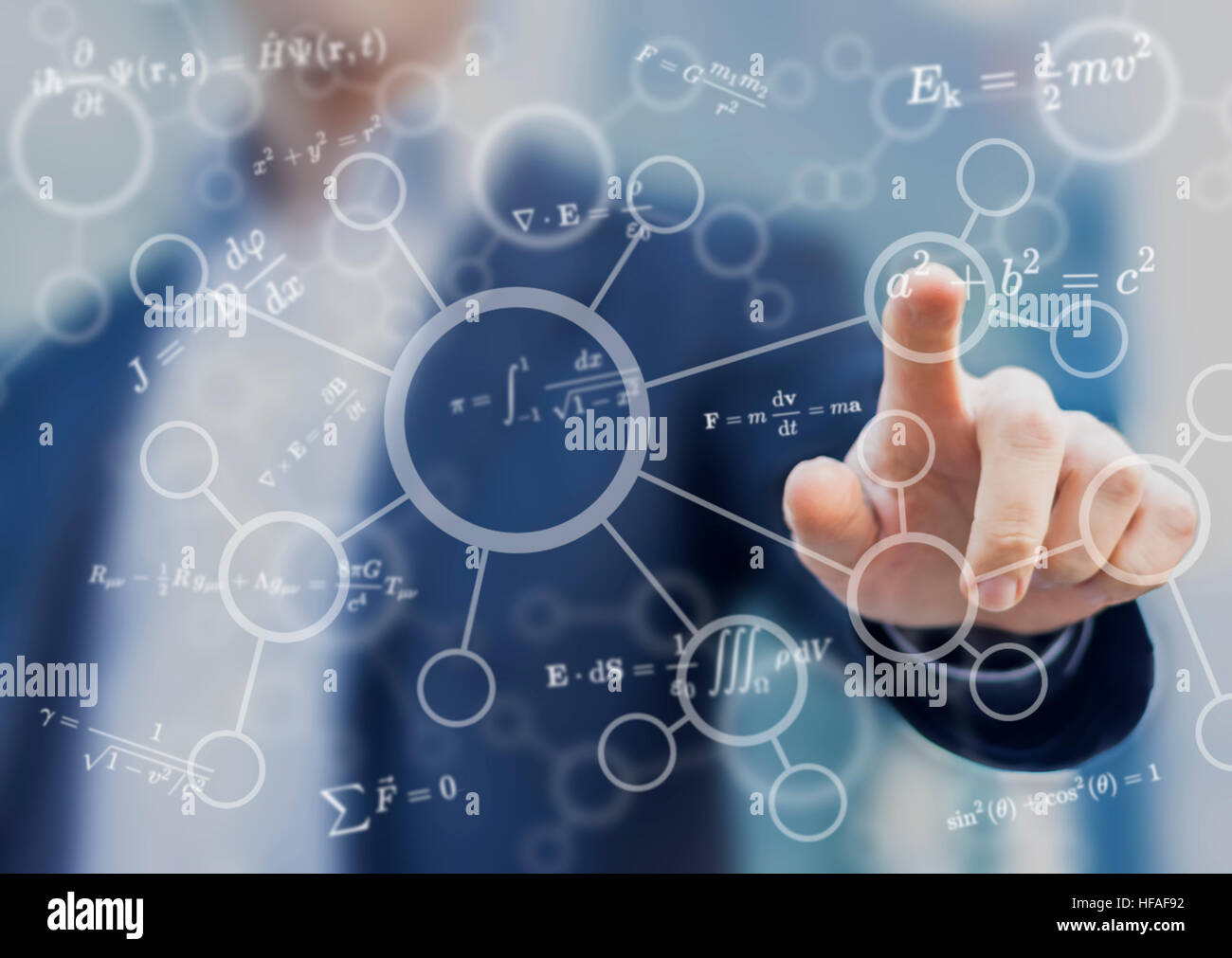 Schüler oder Lehrer berühren, mathematische und naturwissenschaftliche Konzepte, Symbole und Gleichungen auf einem virtuellen Bildschirm Schnittstelle Stockfoto