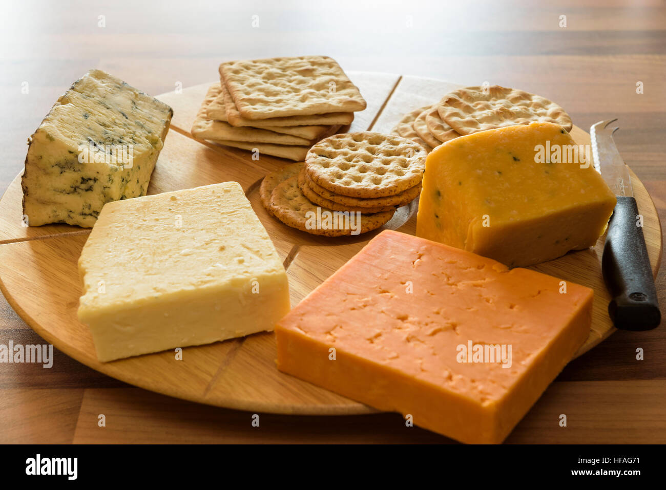 Auswahl an Käse auf eine Runde hölzerne Käse vom Brett. Stockfoto