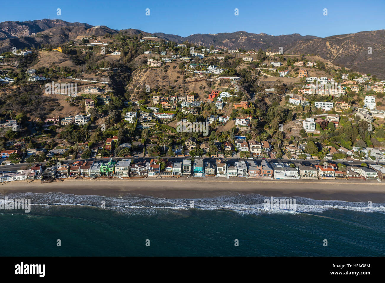 Direkt am Meer und Hügel Häuser Antenne in Malibu bei Los Angeles in Südkalifornien. Stockfoto