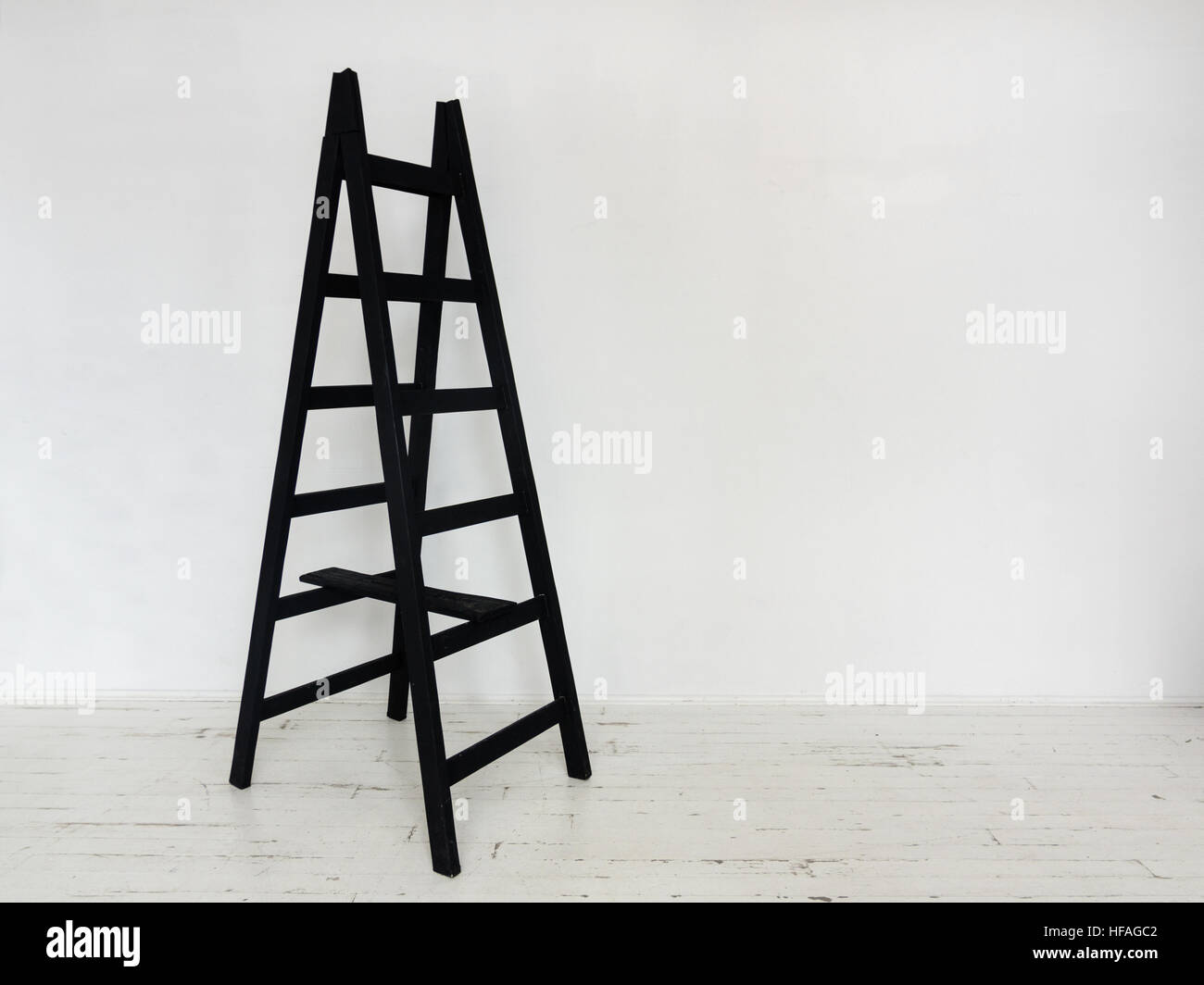 Schwarzes Holz Trittleiter im Innenraum Stockfotografie - Alamy