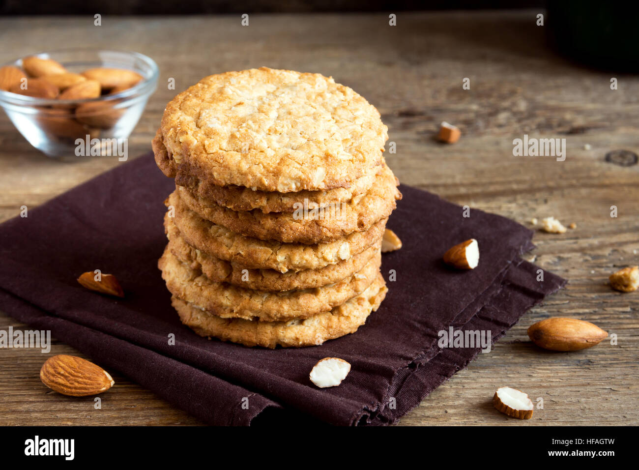 Hausgemachte Mandel Kekse auf Holztisch mit textfreiraum - gesunde hausgemachte vegane Vegetarier Gebäck mit Mandeln Nüssen Stockfoto