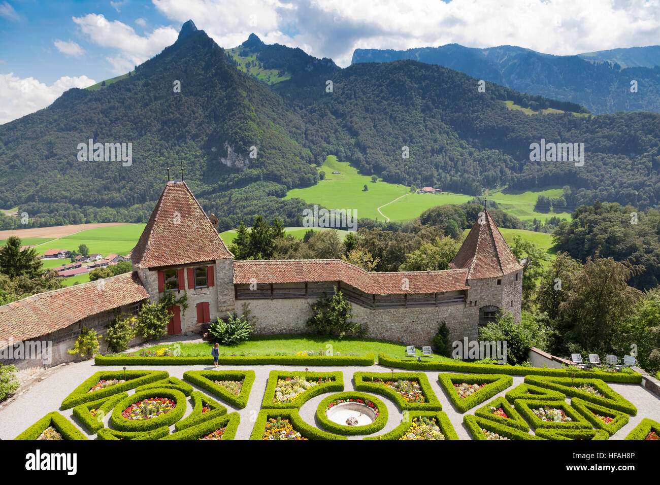 Ein Garten in Gruyère Schloss in sonnigen Sommertag, Schweiz  Stockfotografie - Alamy