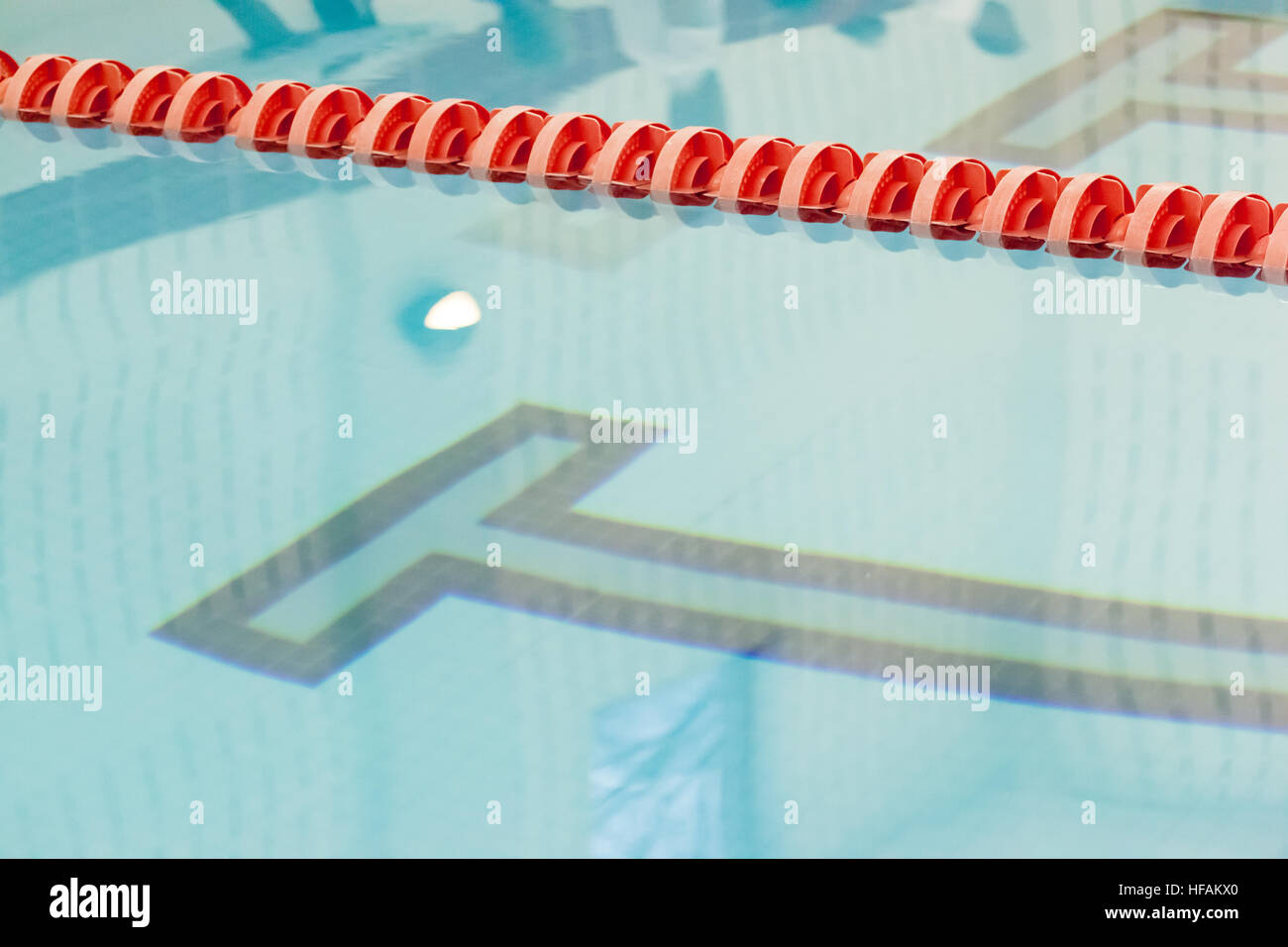 Bahn-Linien und Markierungen werden im Hallenbad gesehen. Stockfoto