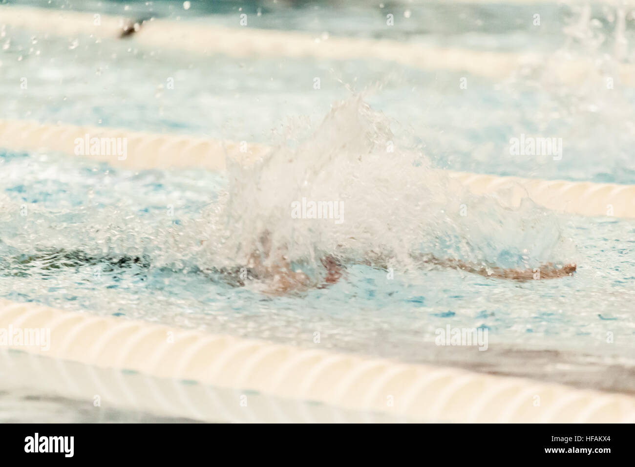 Ein Schwimmer macht Furore, die während eines Wettkampfes Schwimmen Schwimmen. Stockfoto