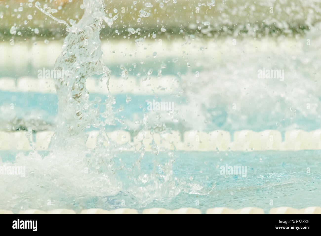 Ein Schwimmer macht Furore, die während eines Wettkampfes Schwimmen Schwimmen. Stockfoto