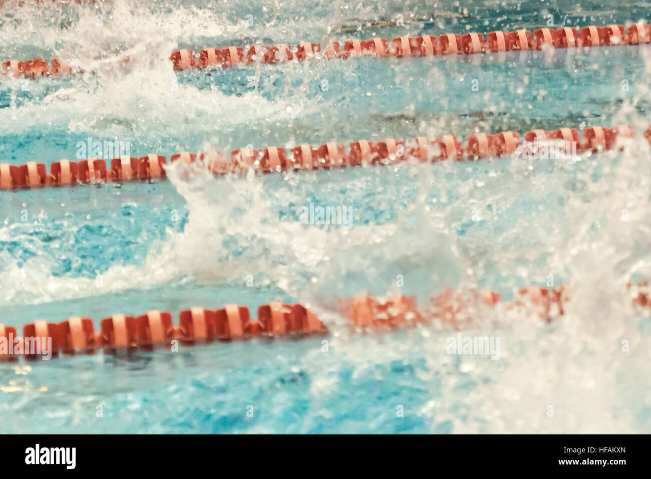 Ein Schwimmer macht Furore, die während eines Wettkampfes Schwimmen Schwimmen. Stockfoto