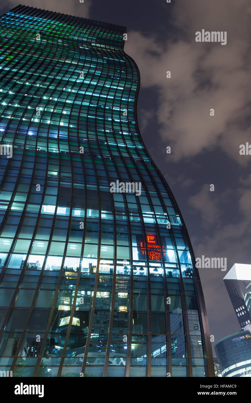 Beleuchteten GT Tower East (Seocho Garak Tower East) im Stadtteil Gangnam in Seoul, Südkorea, Ansicht von unten in den Abend. Stockfoto