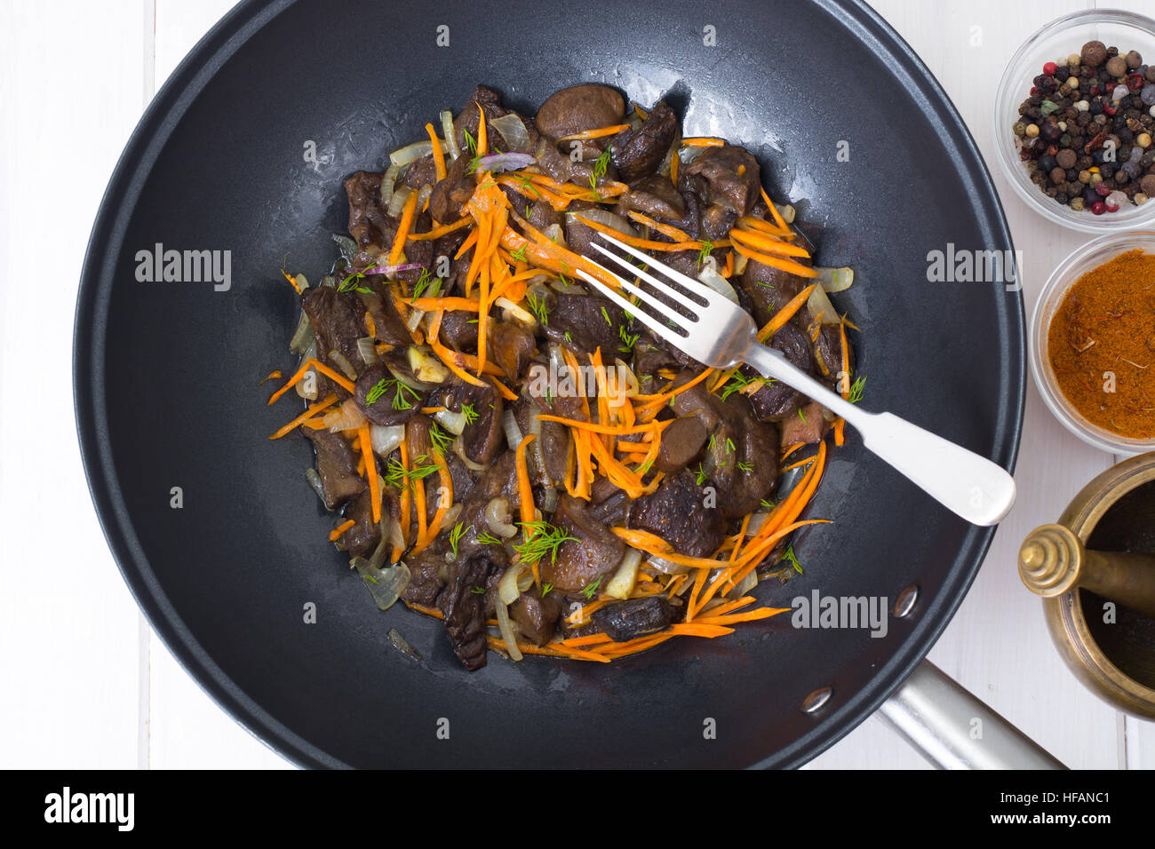 Pilze mit Zwiebeln und Karotten im Wok gebraten Stockfoto