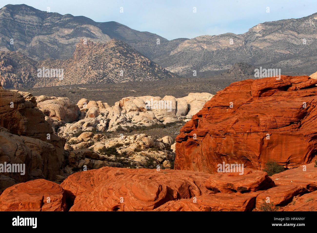 Blick auf roten Berge im Vordergrund Stockfoto