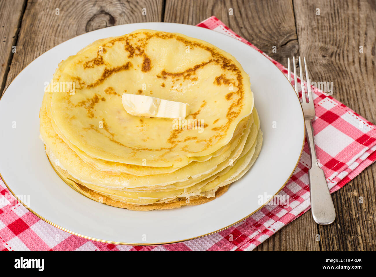 Dünne Pfannkuchen mit butter Stockfoto