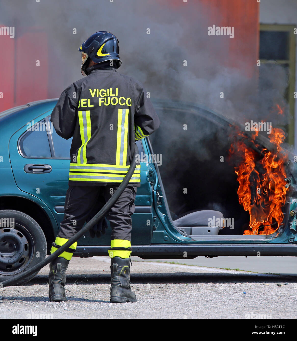 Team der italienischen Feuerwehr erlischt das Auto Feuer nach dem Autounfall mit den Worten in der Jacke, die Feuerwehrleute in italienischer Sprache bedeutet Stockfoto