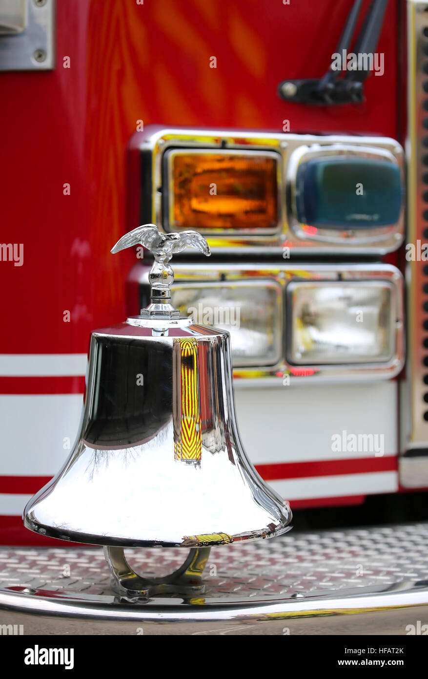 glänzende Adler-Symbol über Lkw-Glocke-Feuerwehr amerikanischen Feuer Stockfoto