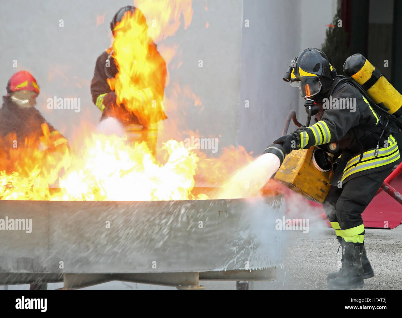 Feuerwehrleute trainieren, feuerlöschschlauch zu verwenden -Fotos und  -Bildmaterial in hoher Auflösung - Seite 2 - Alamy