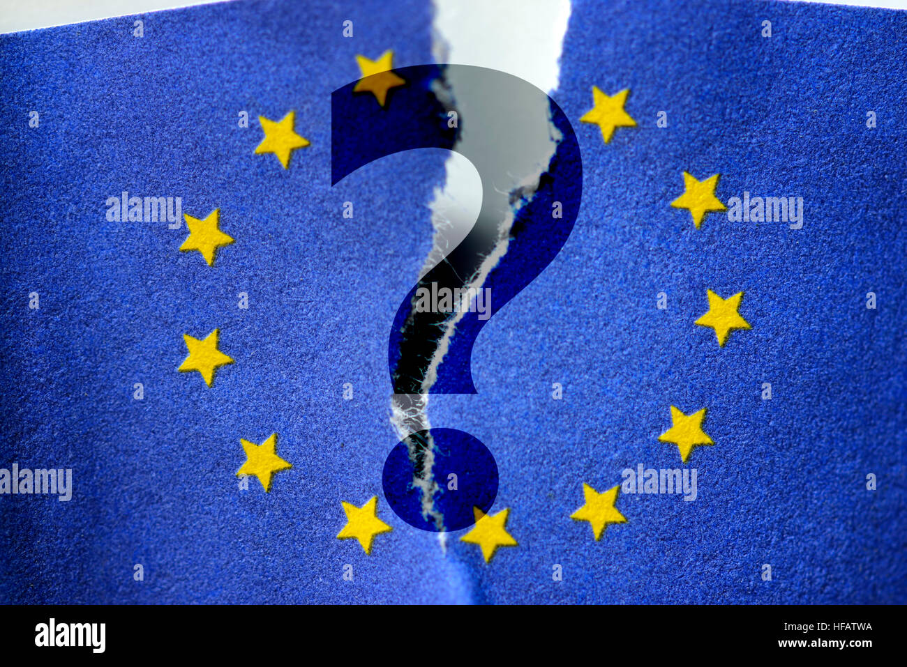 Fragezeichen vor zerrissene Fahne der Europäischen Union Stockfoto