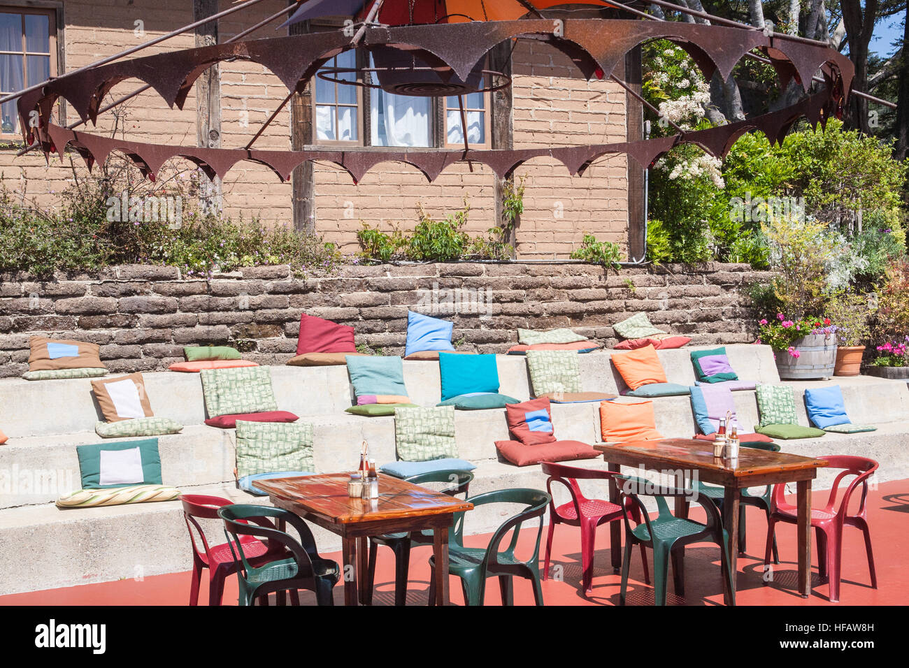 Im Cafe Kevah, Nepenthe Restaurant Sitzgelegenheiten im Freien mit Blick auf den Pazifischen Ozean in Big Sur, Kalifornien, USA. Stockfoto