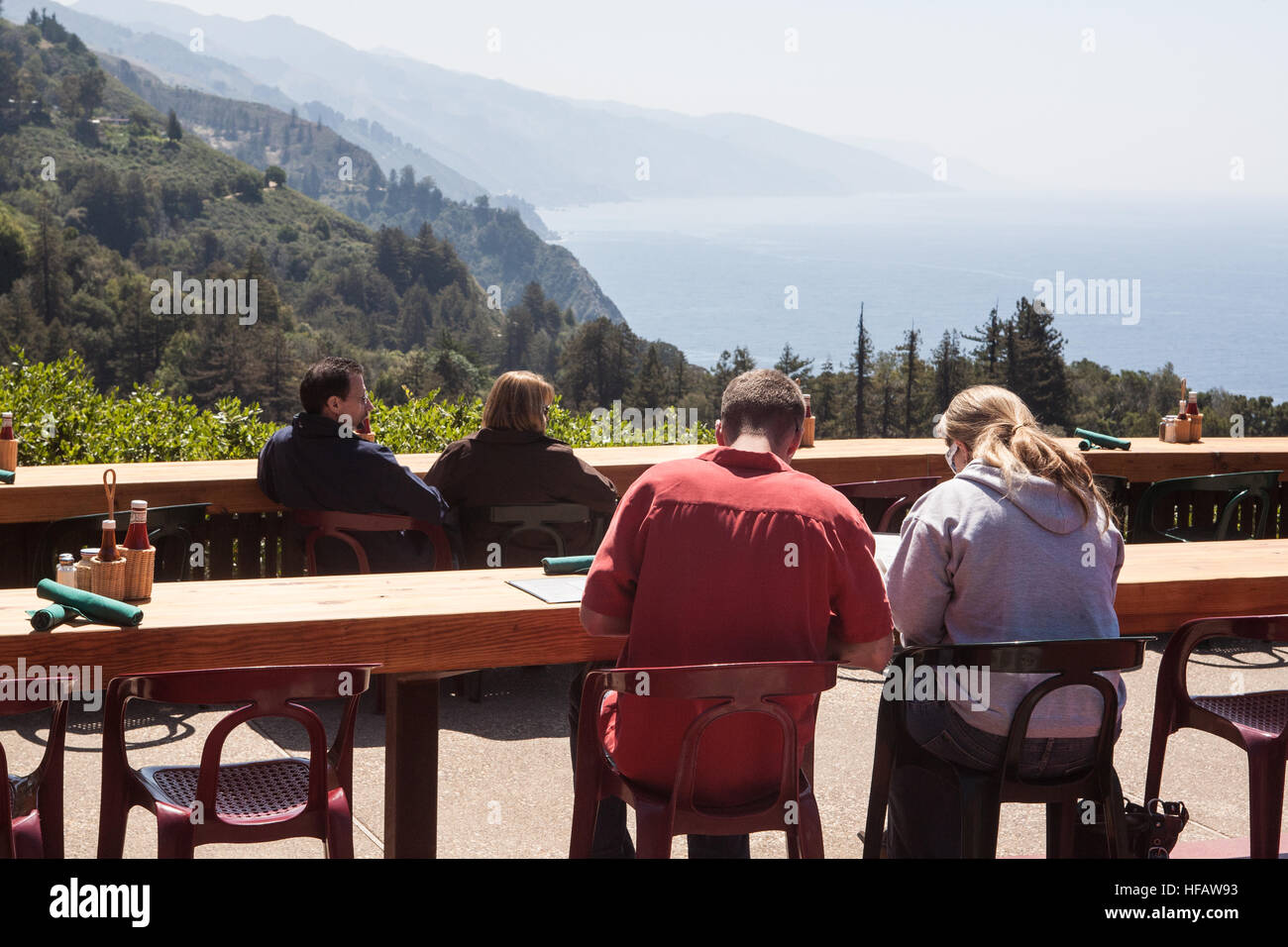 Im Cafe Kevah, Nepenthe Restaurant Sitzgelegenheiten im Freien mit Blick auf den Pazifischen Ozean in Big Sur, Kalifornien, USA. Stockfoto
