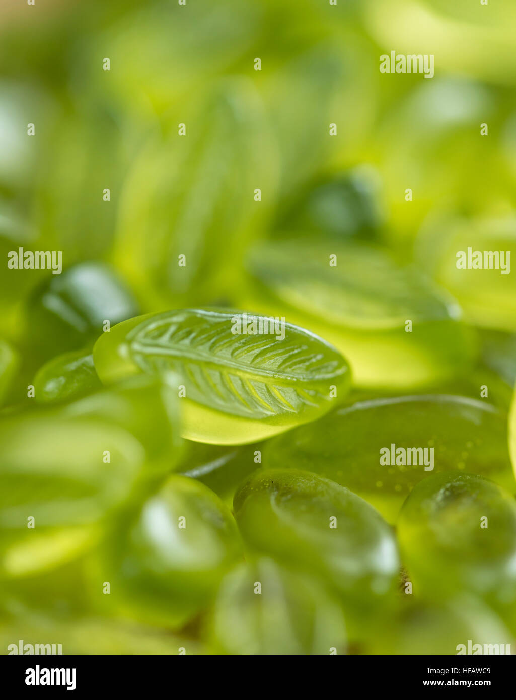 Gummiartige Bonbons mit Limetten-Geschmack (Tiefenschärfe) auf hölzernen Hintergrund Stockfoto