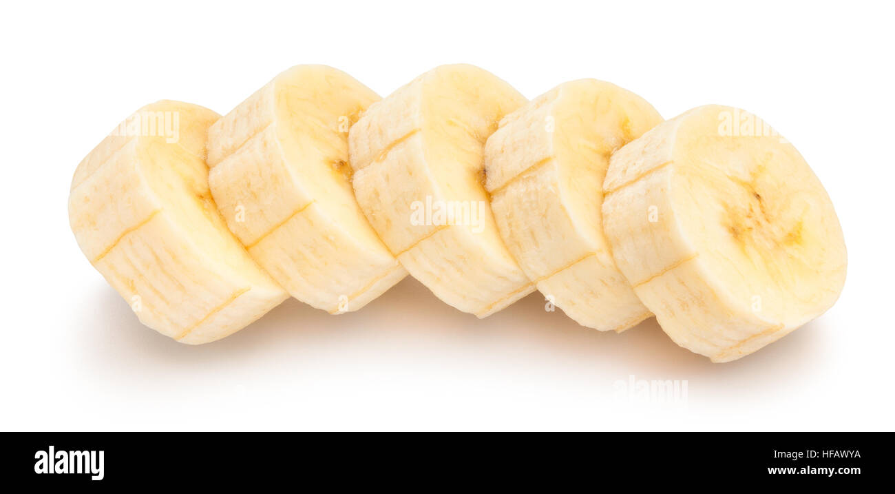 in Scheiben geschnittene geschälte Banane isoliert Stockfoto