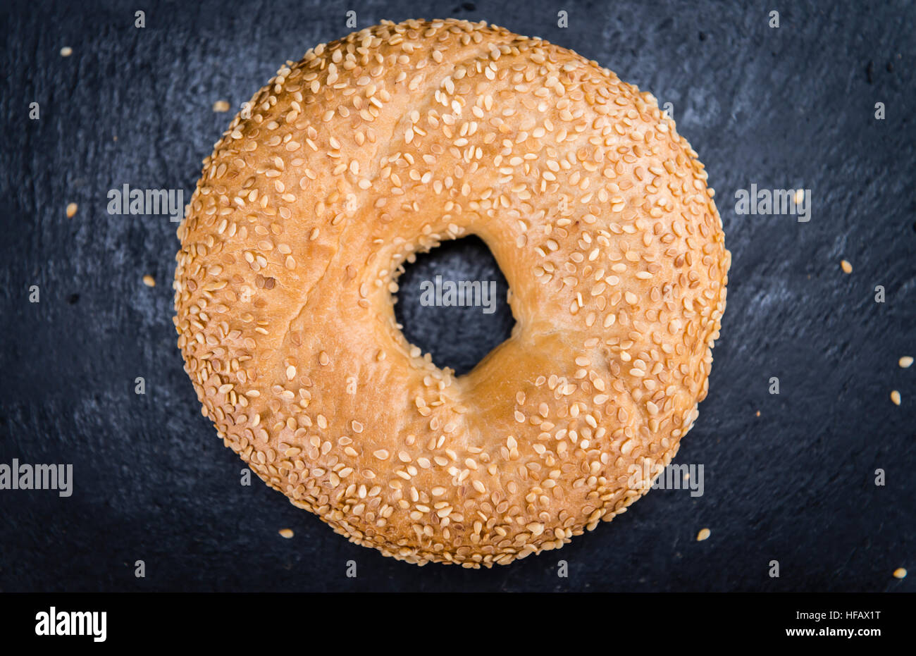 Einige frisch gebackenes Sesam Bagels (Tiefenschärfe, Nahaufnahme) Stockfoto