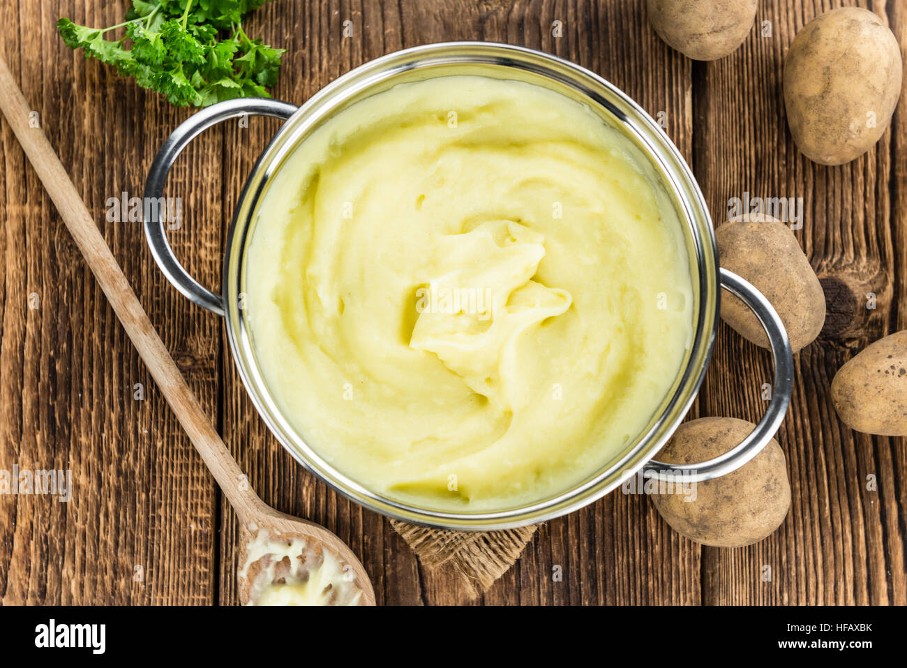 Portion hausgemachtes Kartoffelpüree auf hölzernen Hintergrund (Tiefenschärfe, Nahaufnahme) Stockfoto