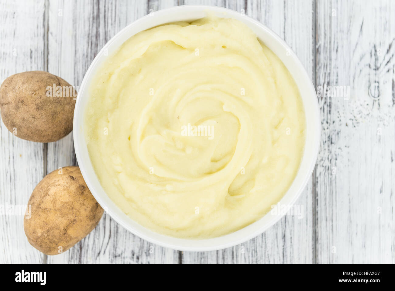 Portion hausgemachtes Kartoffelpüree auf hölzernen Hintergrund (Tiefenschärfe, Nahaufnahme) Stockfoto