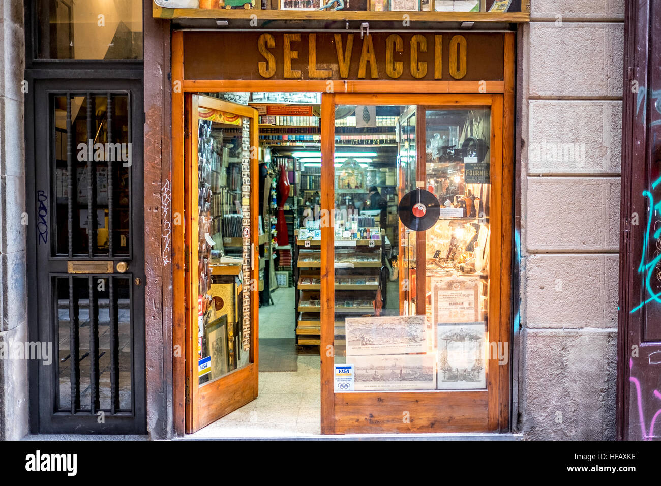 Ein Plattenladen in Barcelona Spanien steht die Tür offen selvaccio Stockfoto