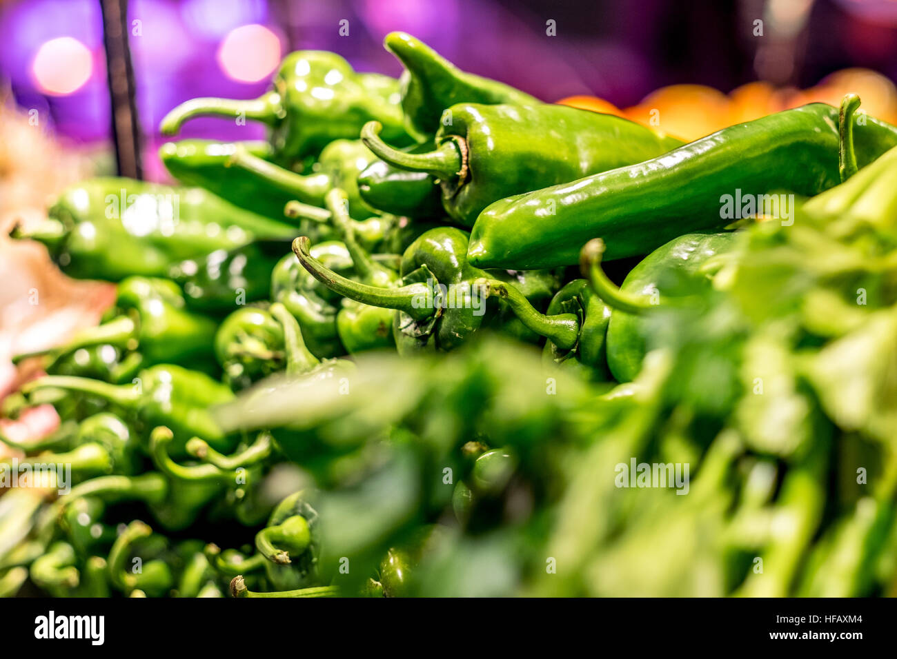 Grüner Paprika auf dem Display auf dem Markt. Stockfoto