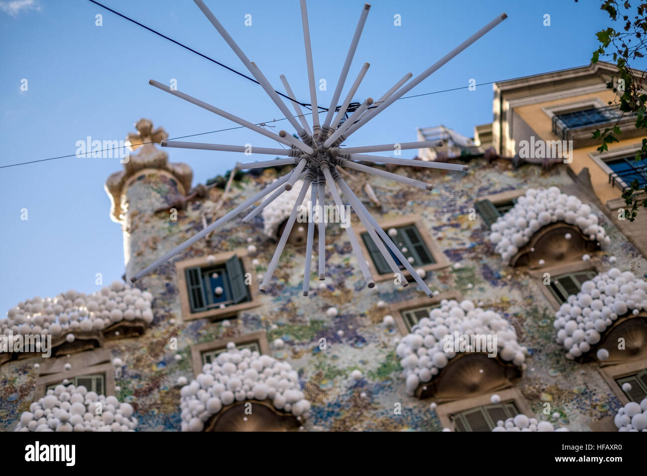 Gaudi Gebäude kreative Kugeln weißen Schnee Stockfoto