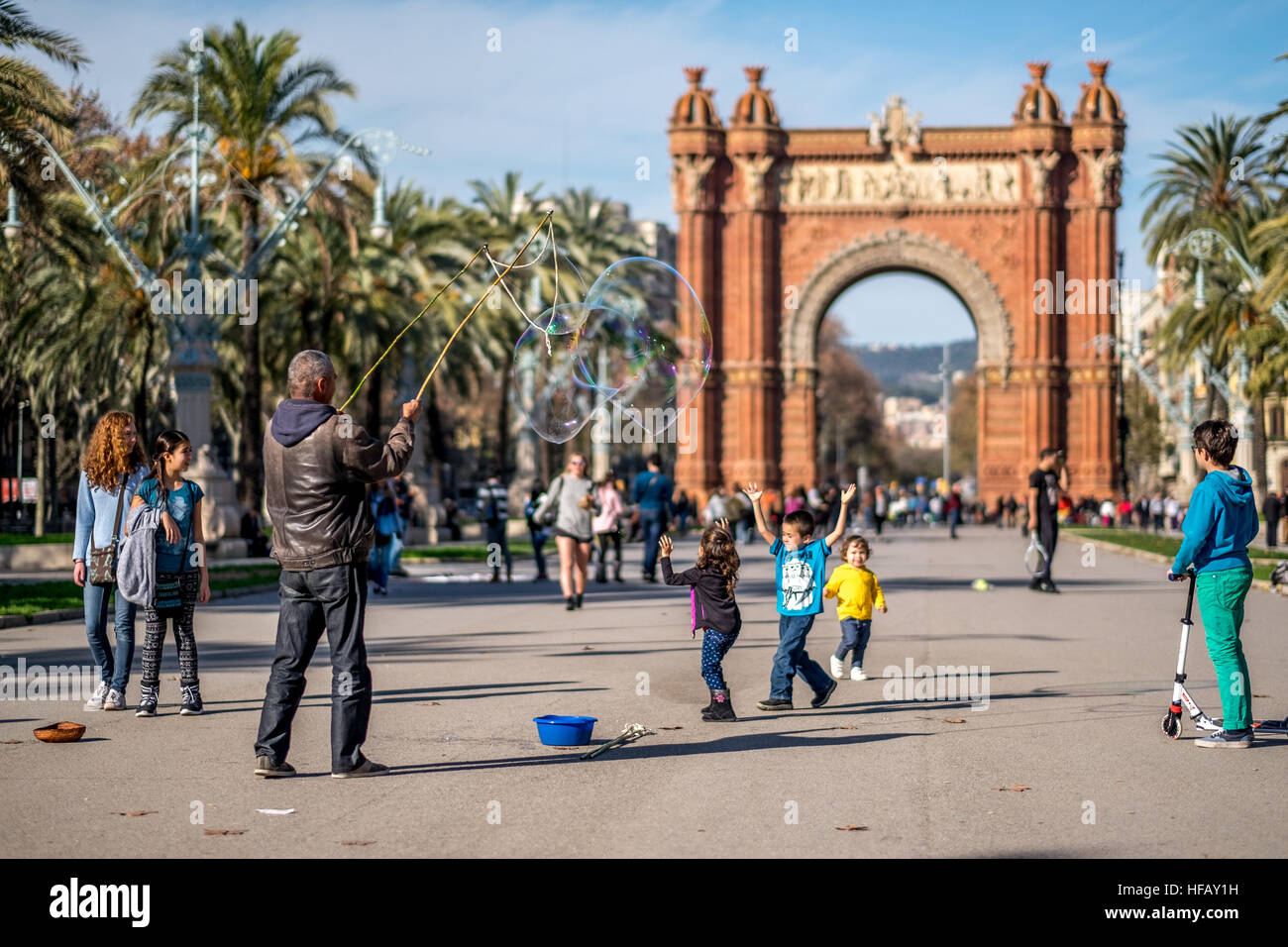 Kind Kinder Blase Seife Park Mann Sonne sonnig Stockfoto