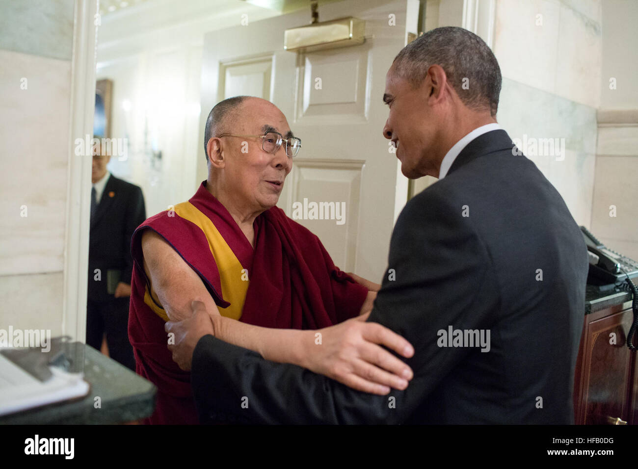 Präsident Barack Obama begrüßt seine Heiligkeit der Dalai Lama am Eingang von der Map Room des weißen Hauses, 15. Juni 2016. ( Stockfoto