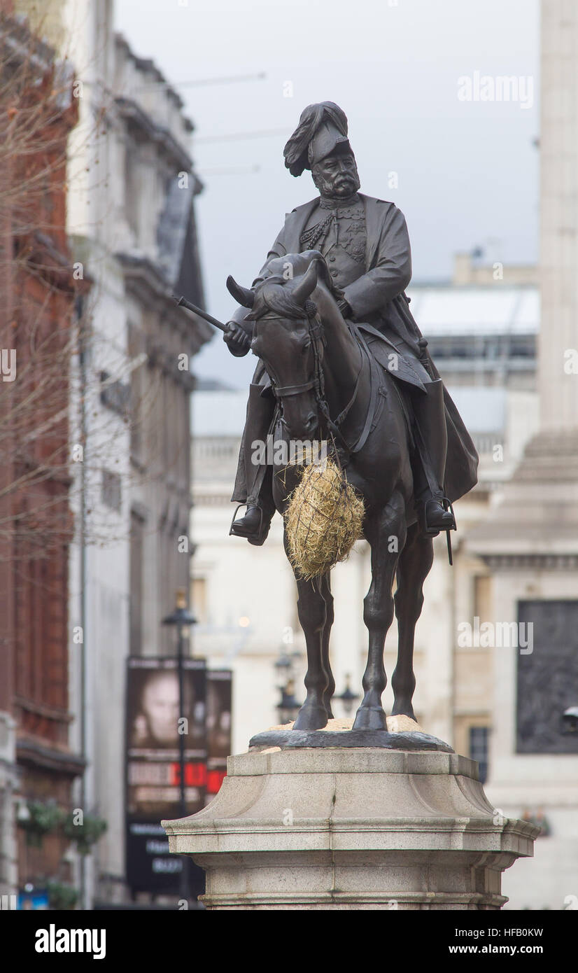 Die Reiterstatue von Prinz George, Herzog von Cambridge, gewinnt ein Netz von Heu über Weihnachten Zeit, Whitehall, London. Stockfoto