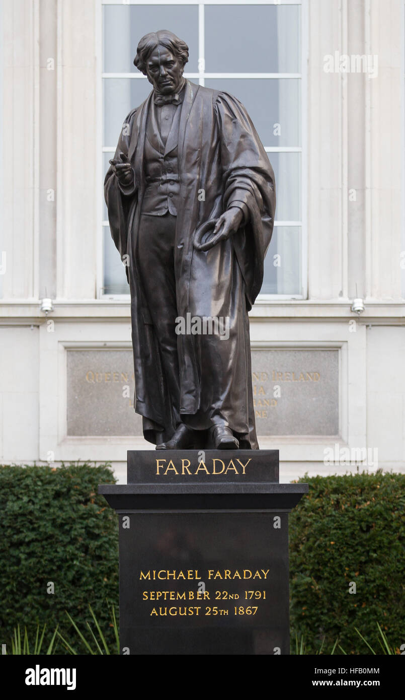 Eine Statue von Michael Faraday, Savoy Place, London WC2R 0 Bl. Stockfoto