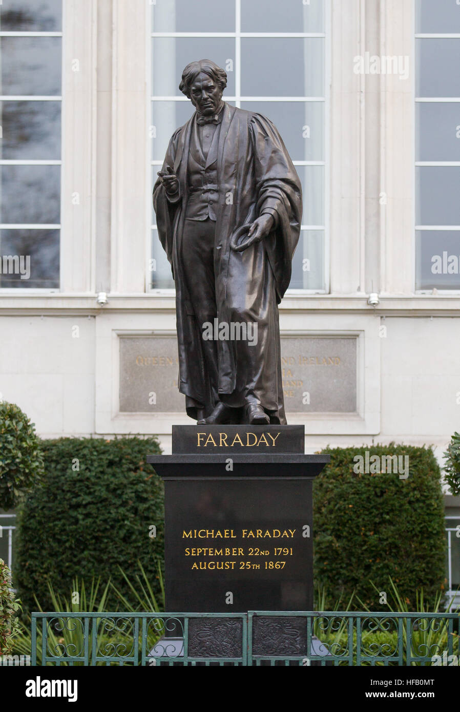 Eine Statue von Michael Faraday, Savoy Place, London WC2R 0 Bl. Stockfoto