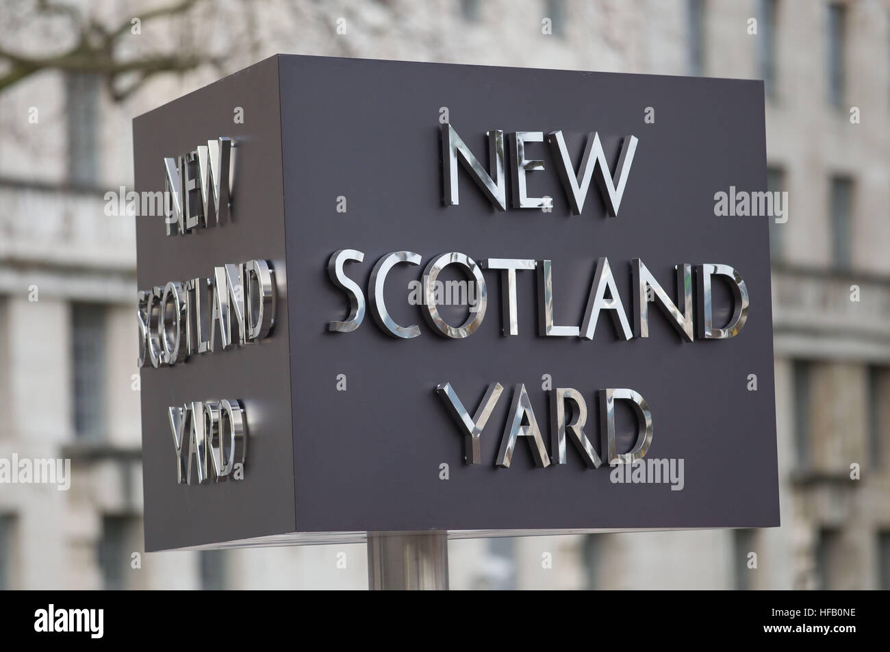 Das revolvierende Schild an der neuen New Scotland Yard, Metropolitan Police HQ The Curtis Green-building, Victoria Embankment, London. Stockfoto