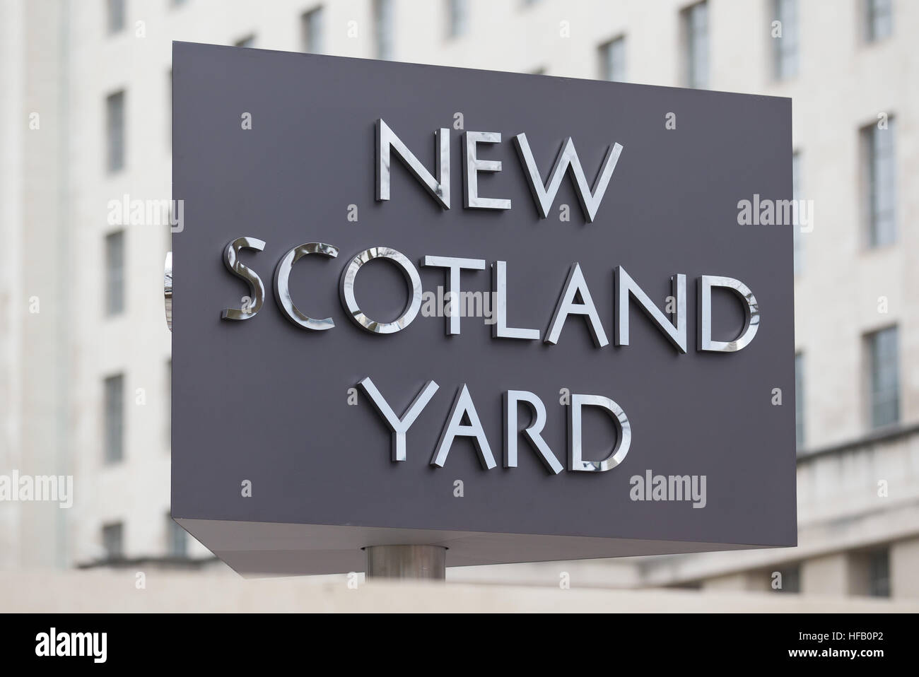 Das revolvierende Schild an der neuen New Scotland Yard, Metropolitan Police HQ The Curtis Green-building, Victoria Embankment, London. Stockfoto