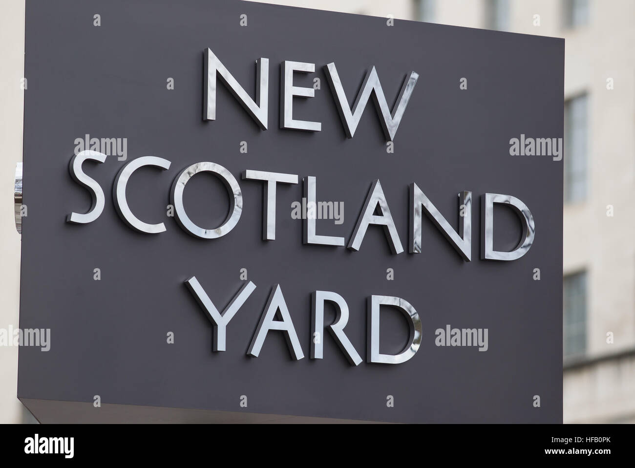 Das revolvierende Schild an der neuen New Scotland Yard, Metropolitan Police HQ The Curtis Green-building, Victoria Embankment, London. Stockfoto