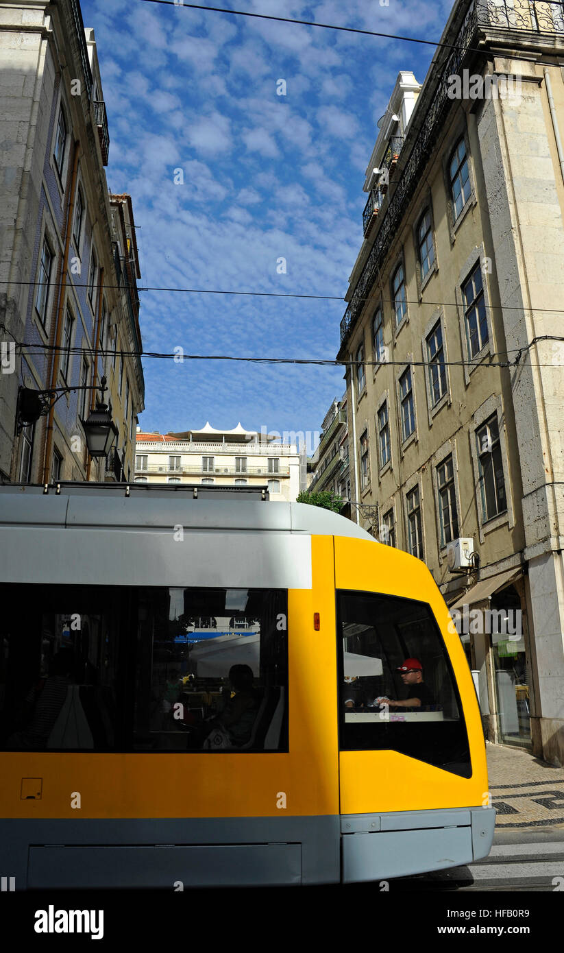 Moderne Straßenbahn in der Rua da Prata, Baixa, Lisboa, Lissabon, Portugal Stockfoto