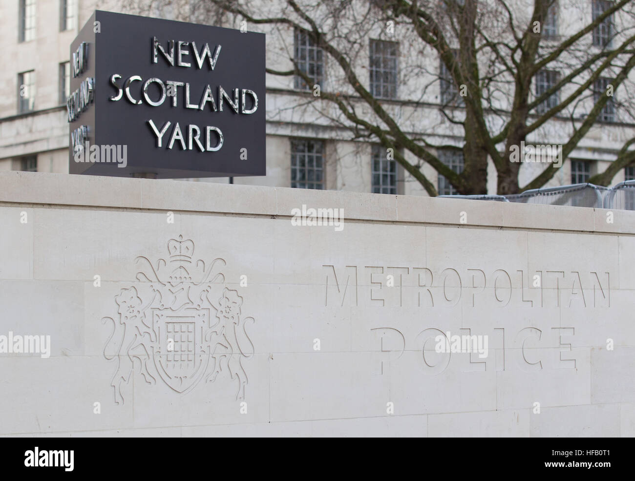 Das revolvierende Schild an der neuen New Scotland Yard, Metropolitan Police HQ The Curtis Green-building, Victoria Embankment, London. Stockfoto