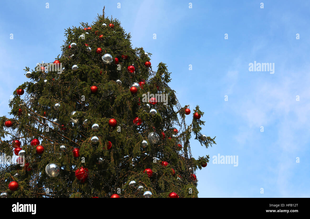 Weihnachtsbaum mit viele dekorative rote und silberne Weihnachtskugeln Stockfoto