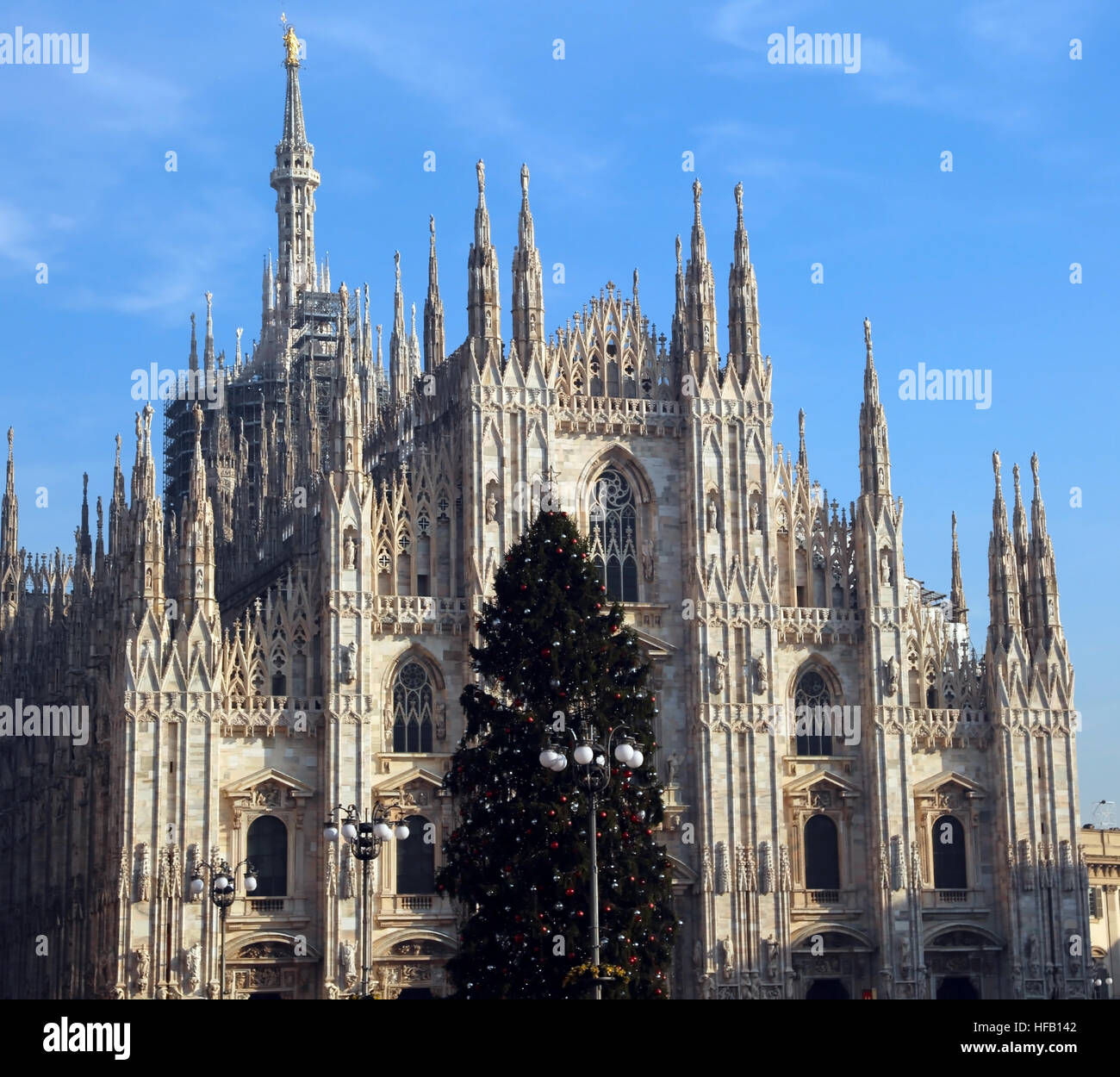 Weihnachtsbaum mit roten Silber und Kugeln vor der spektakulären und riesige Kathedrale von Mailand in Italien Stockfoto