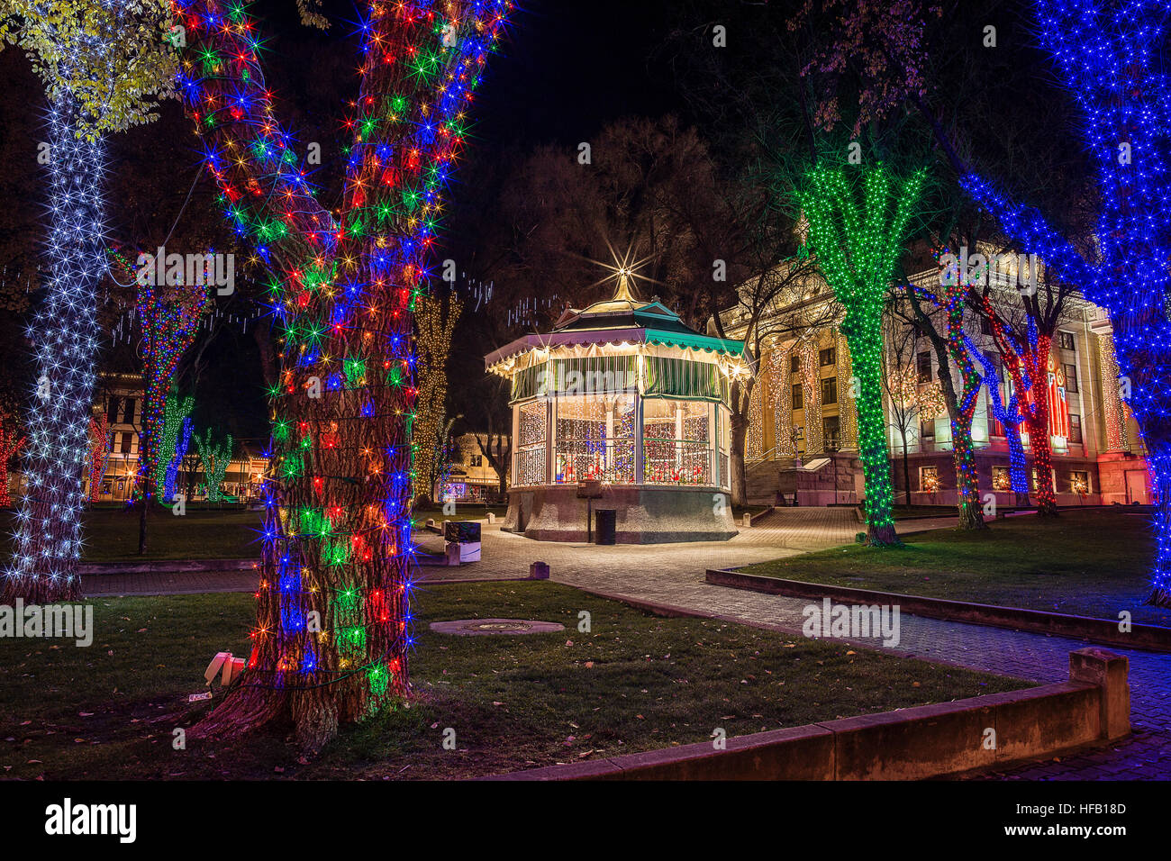 Der Marktplatz in der Innenstadt und das Yavapai County Courthouse sind mit Weihnachtslichtern in Prescott, Arizona, dekoriert Stockfoto