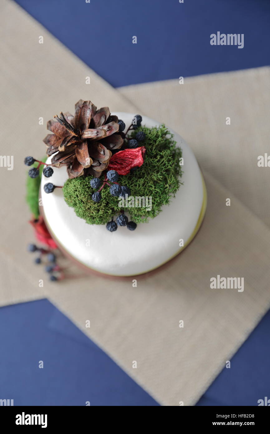 Gefälschte Kuchen mit Weihnachts-Dekor auf blauem Hintergrund Stockfoto