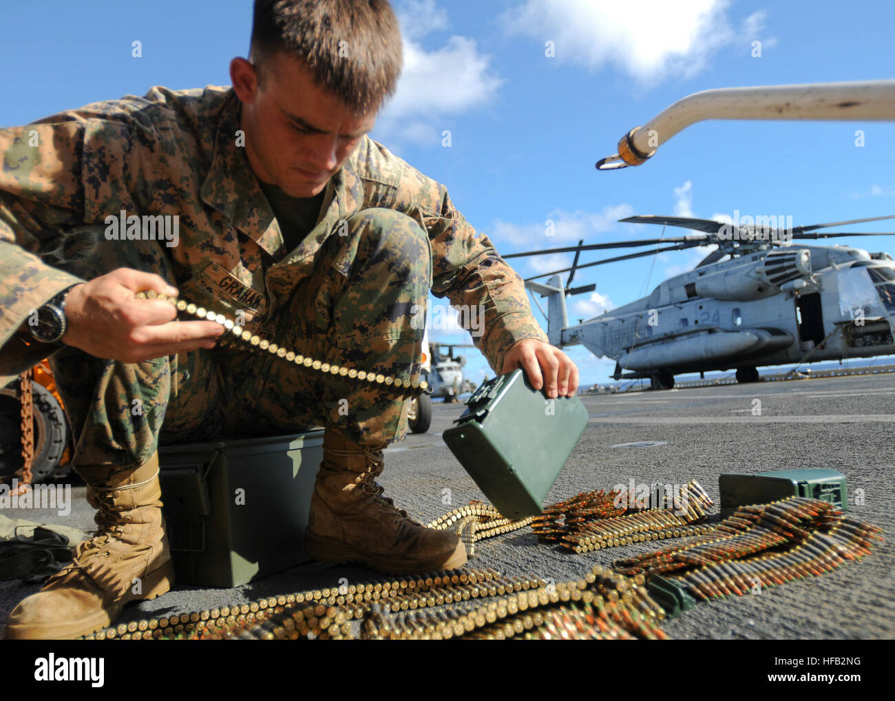 PHILIPPINENSEE (14. September 2010) - bereitet eine Marine, der 31. Marine Expeditionary Unit Bereich Aufklärung Zug zugewiesen Munition während Schusswaffen training auf dem Flugdeck der vorwärts bereitgestellt amphibischer Angriff Schiff USS Essex (LHD-2). Essex, unter dem Kommando von Captain Troy Hart, ist Teil der vorwärts bereitgestellt Essex amphibische bereit-Gruppe und ist auf Patrouille im westlichen Pazifik zur Unterstützung der Übung Valiant Shield 2010. (Foto: U.S. Navy Mass Communication Specialist 2. Klasse Greg Johnson/freigegeben) 100914-N-9950J-536 (4993734136) Stockfoto