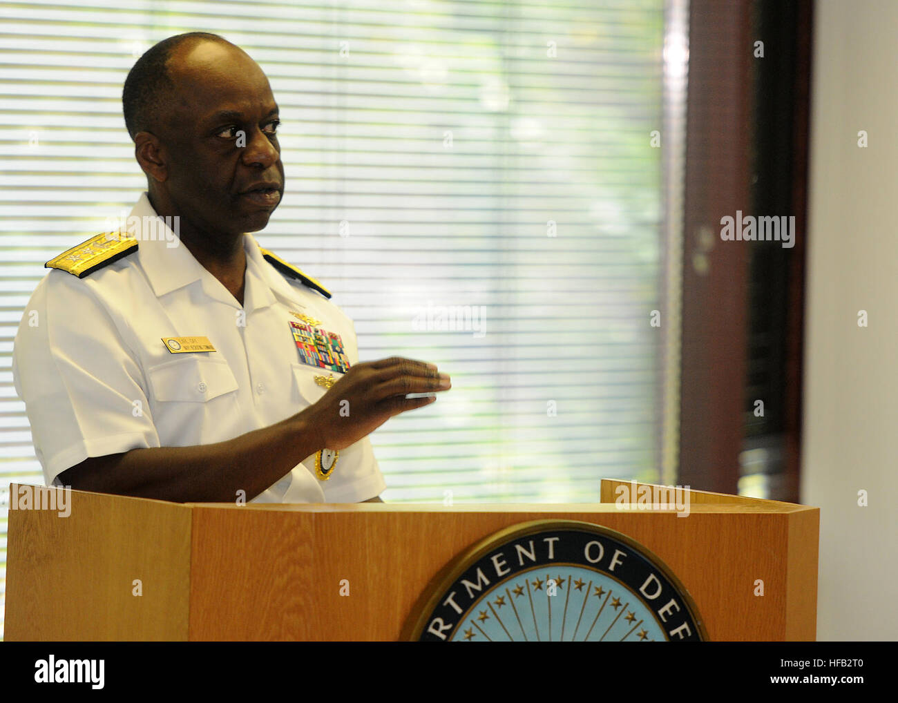 130718-N-HH215-031 MEMPHIS, Tennessee (18. Juli 2013) Rear Admiral Earl L.Gay, Commander, Navy Recruiting Command (NRC) gibt Anmerkungen während der Eröffnungszeremonie am neuen Standort von der Memphis militärische Eingang Verarbeitung Station (MdEP). Die Verlagerung der Memphis-Abgeordneten wurde ein laufendes Projekt überspannt den Kurs seit über drei Jahren. (Foto: U.S. Navy Masse Kommunikation Baukastensystem Seemann Tyler R. Fraser/freigegeben) CNRC beteiligt sich an Memphis Abgeordneten Eröffnungszeremonie 130718-N-HH215-031 Stockfoto