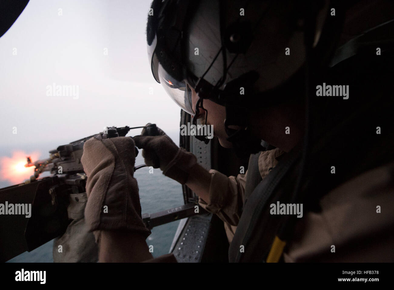 150204-N-DX365-271 USA 5TH Flotte AREA OF OPERATIONS (4. Februar 2015) - Marine Aircrewman (Hubschrauber) 3. Klasse Lukas Ingles, zugewiesen, Hubschrauber Meer bekämpfen Squadron (HSC) 26, Det.1, eine M240-Maschinengewehr während Waffen Training schießt. HSC-26, det. 1 ist ein nach vorn eingesetzt Naval Force (Einheimischen) gut befestigt, Commander, Task Force 53, Bekämpfung Logistik und Such- und Bergungskosten Fähigkeit überall in den USA bieten 5. Flotte Aufgabengebiet. (Foto: U.S. Navy Mass Communication Specialist 1. Klasse Joan E. Jennings/freigegeben) Kombiniert Kräfte 150204-N-DX365-271 Stockfoto