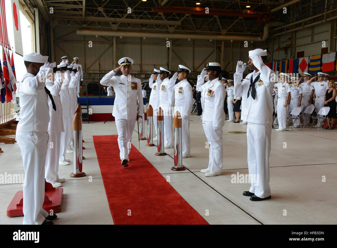 Kommandant, Naval Air Forces Vice Admiral David H. Buss salutiert Seite Jungs während der Abfahrt nach ein Kommandant, Flotte Luft nach vorne ändern Befehl Zeremonie in Hubschrauber Maritime Streik Geschwader 51 Hangar auf Naval Air Facility Atsugi. Während der Zeremonie entlastet Kapitän Michael B. Parker Rear Admiral Matthew J. Carter des Befehls. (Foto: U.S. Navy Personalreferentin 3. Klasse Vivian Blakely/freigegeben) Kommandant, Flotte Luft nach vorne Änderung des Befehls 130725-N-TO330-172 Stockfoto